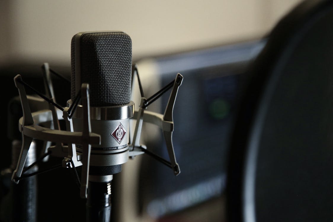 AI Dubbing vs. Human Voice Actors: When Each Makes Sense