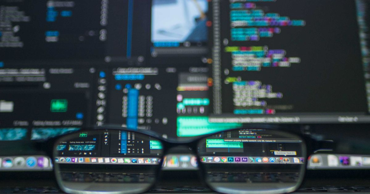 AI Website Builders vs. Custom Development for Exporters